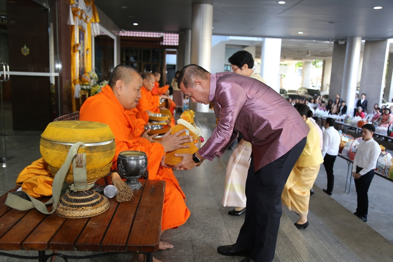 ร่วมทำบุญตักบาตรข้าวสารอาหารแห้ง
