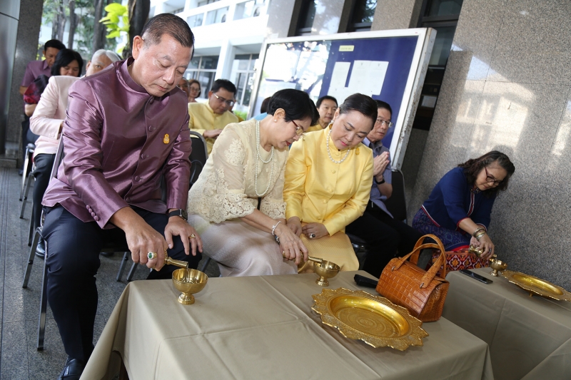ร่วมทำบุญตักบาตรข้าวสารอาหารแห้ง