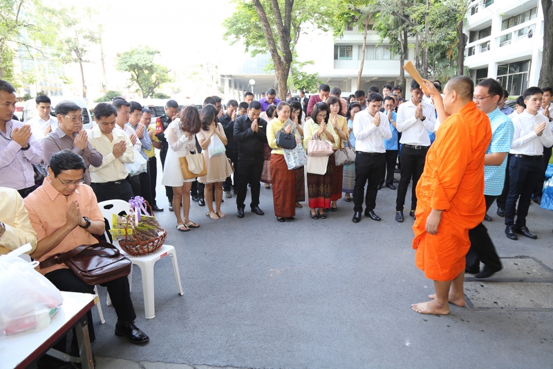 ร่วมทำบุญตักบาตรข้าวสารอาหารแห้ง
