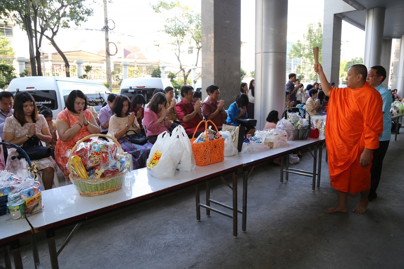 ร่วมทำบุญตักบาตรข้าวสารอาหารแห้ง