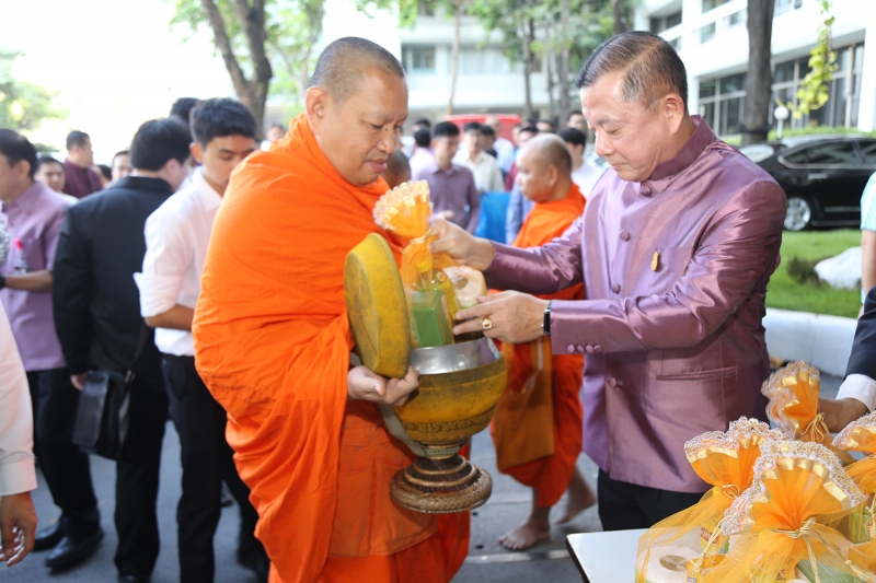 ร่วมทำบุญตักบาตรข้าวสารอาหารแห้ง