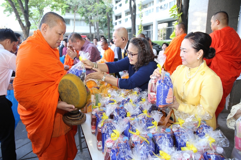 ร่วมทำบุญตักบาตรข้าวสารอาหารแห้ง