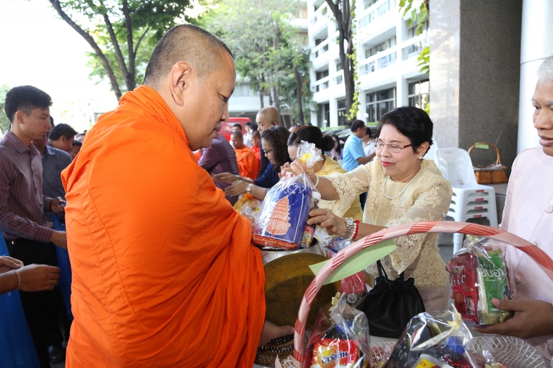 ร่วมทำบุญตักบาตรข้าวสารอาหารแห้ง