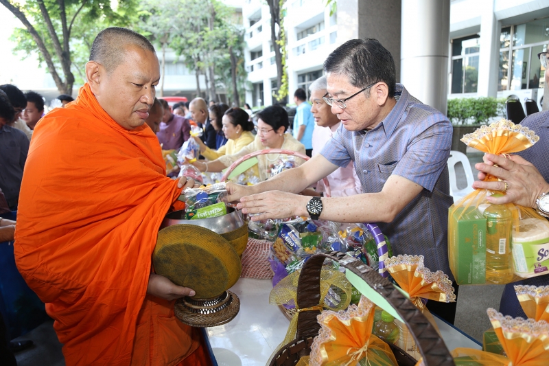 ร่วมทำบุญตักบาตรข้าวสารอาหารแห้ง