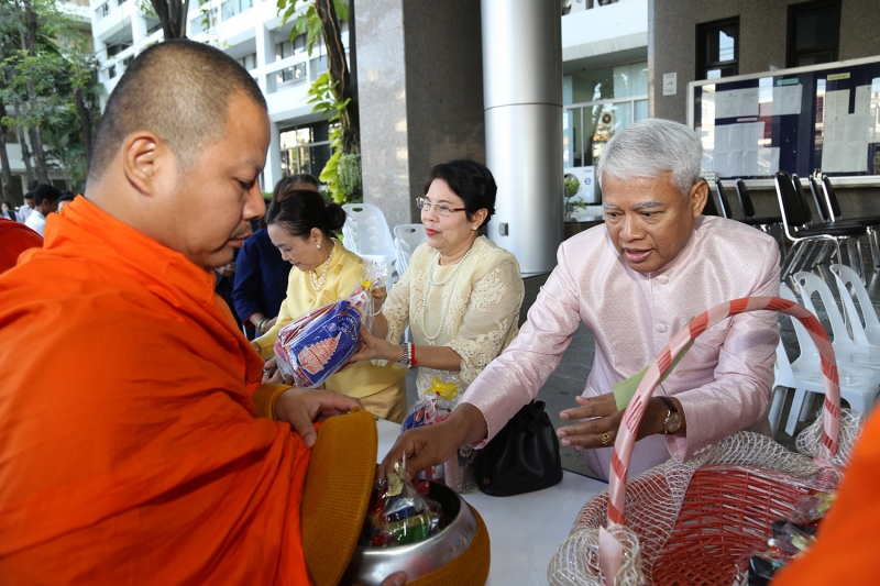 ร่วมทำบุญตักบาตรข้าวสารอาหารแห้ง