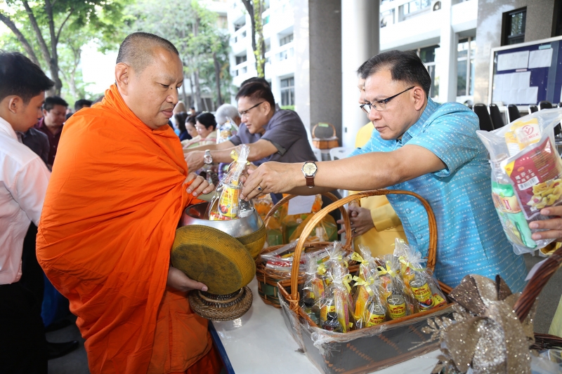 ร่วมทำบุญตักบาตรข้าวสารอาหารแห้ง