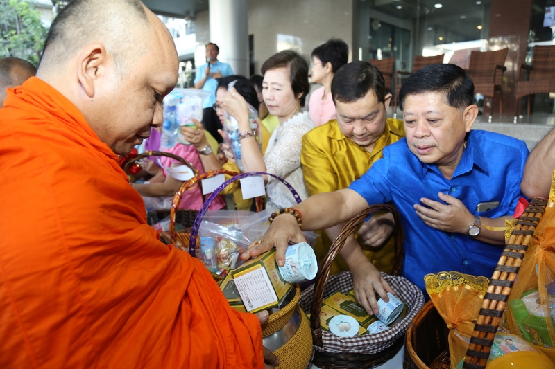 ร่วมทำบุญตักบาตรข้าวสารอาหารแห้ง