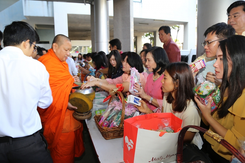ร่วมทำบุญตักบาตรข้าวสารอาหารแห้ง