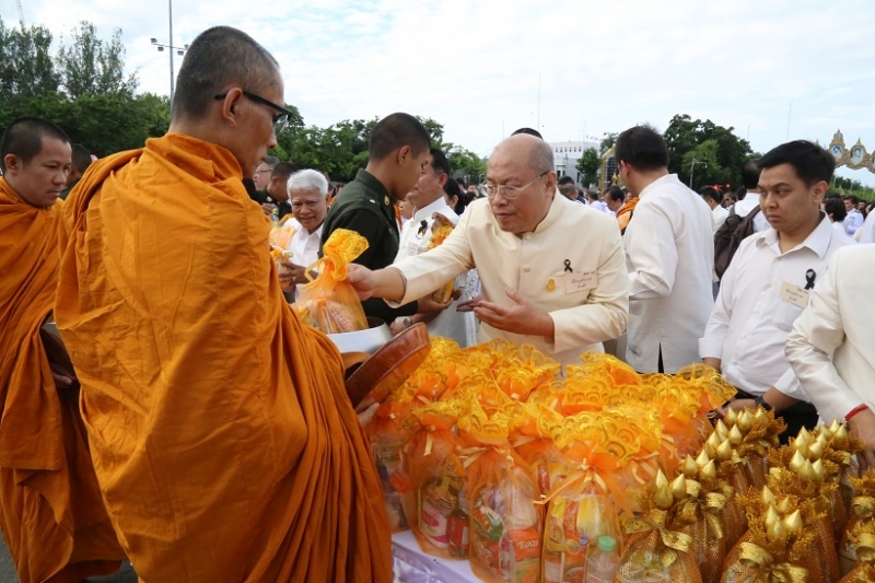 พิธีทำบุญตักบาตรถวายเป็นพระราชกุศล