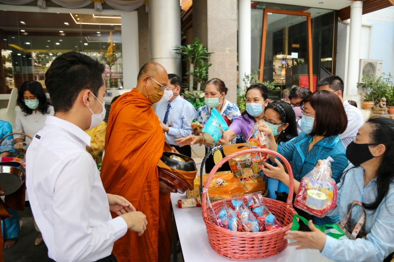 พิธีทำบุญตักบาตรข้าวสารอาหารแห้ง คณะสงฆ์จากวัดพระราม 9 กาญจนาภิเษก พระอารามหลวง