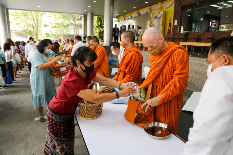 พิธีทำบุญตักบาตรข้าวสารอาหารแห้ง คณะสงฆ์จากวัดพระราม 9 กาญจนาภิเษก พระอารามหลวง