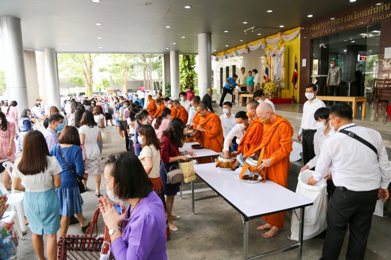 พิธีทำบุญตักบาตรข้าวสารอาหารแห้ง คณะสงฆ์จากวัดพระราม 9 กาญจนาภิเษก พระอารามหลวง