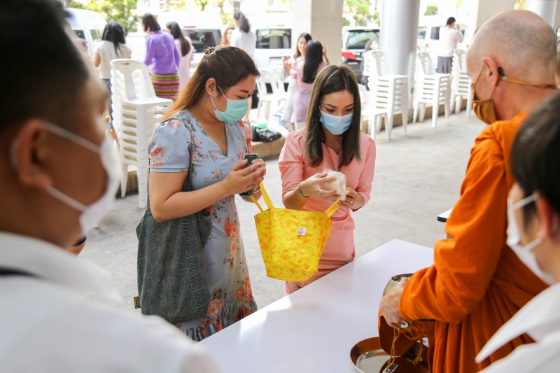 พิธีทำบุญตักบาตรข้าวสารอาหารแห้ง คณะสงฆ์จากวัดพระราม 9 กาญจนาภิเษก พระอารามหลวง