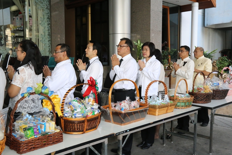 ทำบุญตักบาตรข้าวสารอาหารแห้ง และถวายปัจจัย เดือนสิงหาคม 2560
