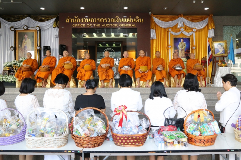 ทำบุญตักบาตรข้าวสารอาหารแห้ง และถวายปัจจัย เดือนสิงหาคม 2560
