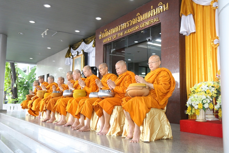 ทำบุญตักบาตรข้าวสารอาหารแห้ง และถวายปัจจัย เดือนสิงหาคม 2560