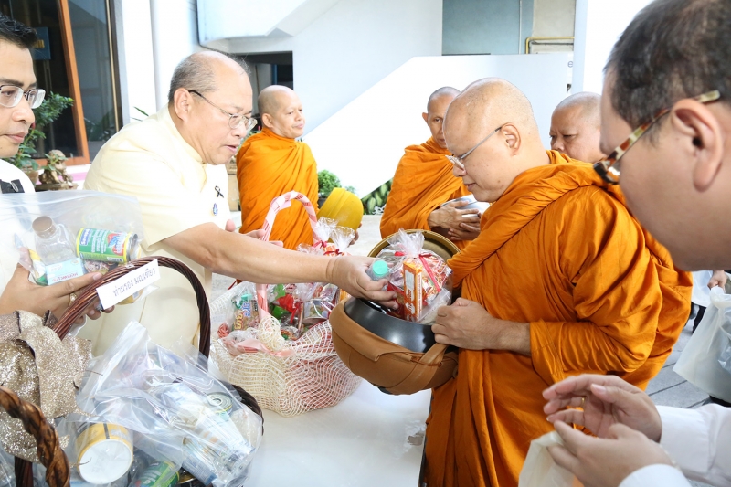 ทำบุญตักบาตรข้าวสารอาหารแห้ง และถวายปัจจัย เดือนสิงหาคม 2560