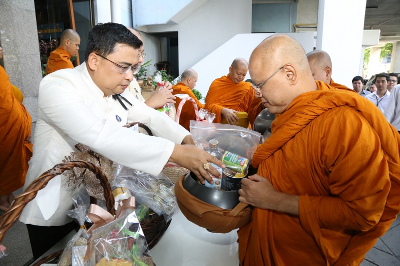 ทำบุญตักบาตรข้าวสารอาหารแห้ง และถวายปัจจัย เดือนสิงหาคม 2560