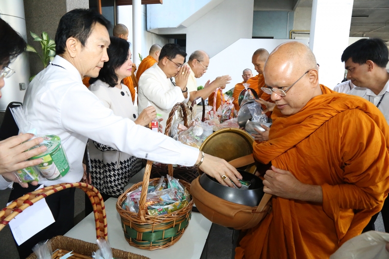 ทำบุญตักบาตรข้าวสารอาหารแห้ง และถวายปัจจัย เดือนสิงหาคม 2560