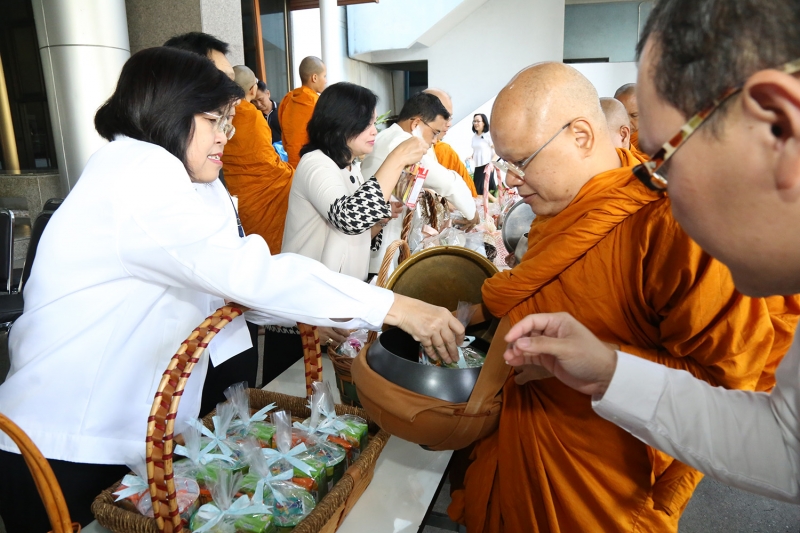 ทำบุญตักบาตรข้าวสารอาหารแห้ง และถวายปัจจัย เดือนสิงหาคม 2560
