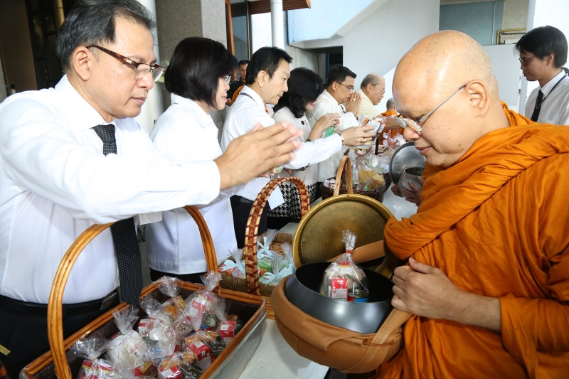 ทำบุญตักบาตรข้าวสารอาหารแห้ง และถวายปัจจัย เดือนสิงหาคม 2560