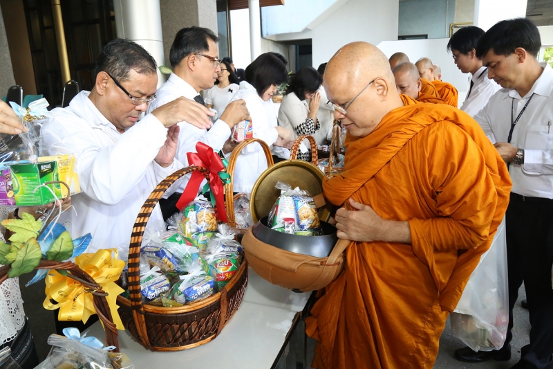 ทำบุญตักบาตรข้าวสารอาหารแห้ง และถวายปัจจัย เดือนสิงหาคม 2560