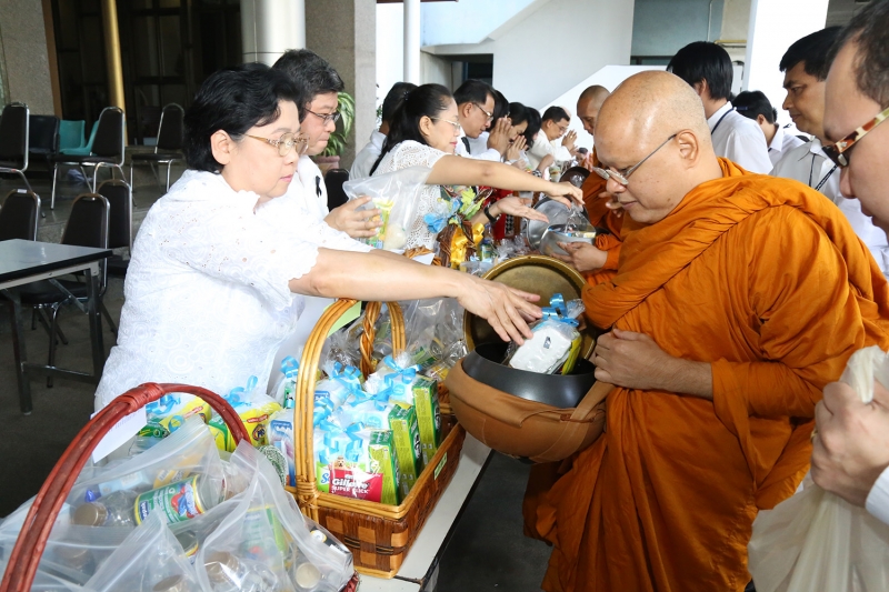 ทำบุญตักบาตรข้าวสารอาหารแห้ง และถวายปัจจัย เดือนสิงหาคม 2560