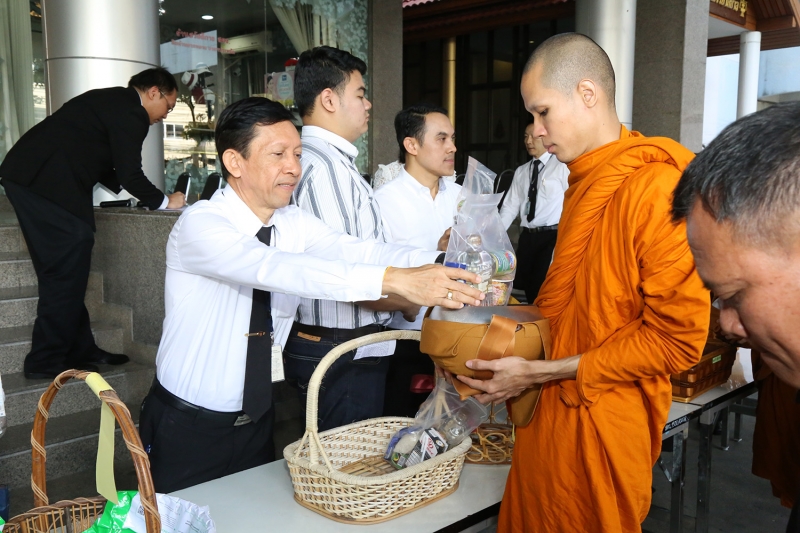 ทำบุญตักบาตรข้าวสารอาหารแห้ง และถวายปัจจัย เดือนสิงหาคม 2560