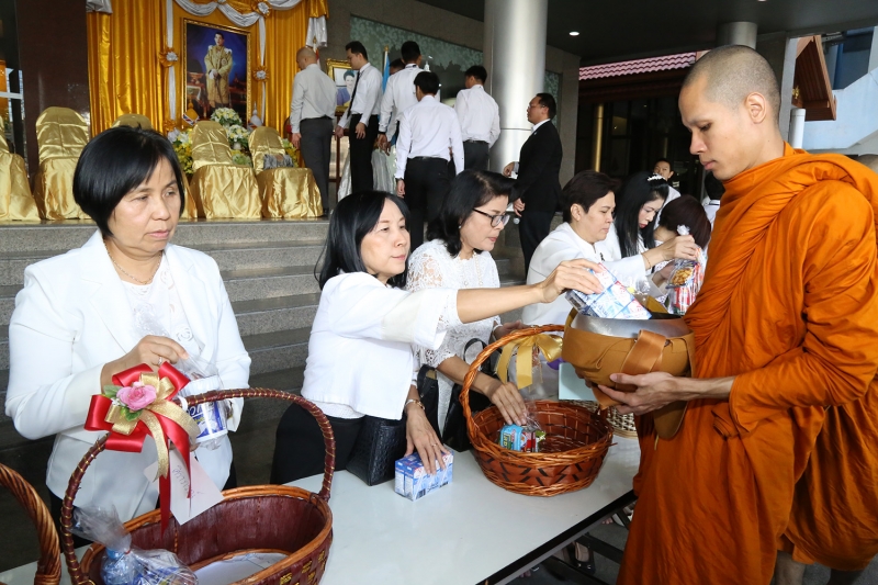 ทำบุญตักบาตรข้าวสารอาหารแห้ง และถวายปัจจัย เดือนสิงหาคม 2560