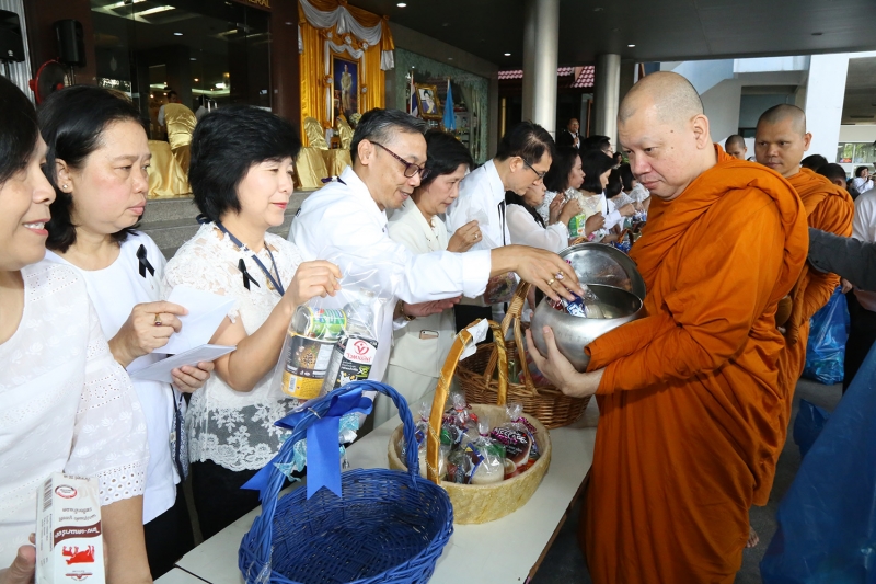 ทำบุญตักบาตรข้าวสารอาหารแห้ง และถวายปัจจัย เดือนสิงหาคม 2560