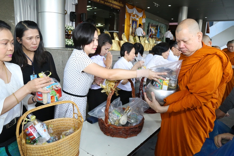 ทำบุญตักบาตรข้าวสารอาหารแห้ง และถวายปัจจัย เดือนสิงหาคม 2560