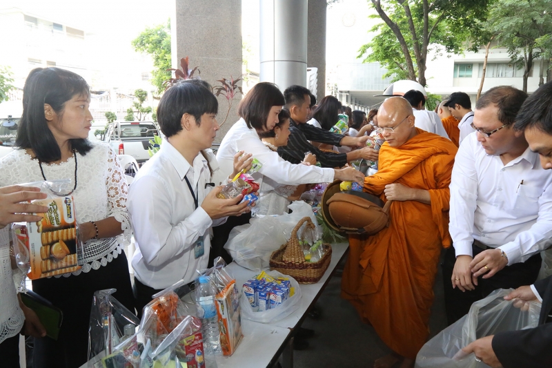 ทำบุญตักบาตรข้าวสารอาหารแห้ง และถวายปัจจัย เดือนสิงหาคม 2560