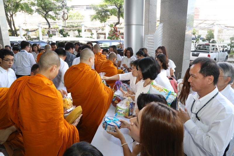 ทำบุญตักบาตรข้าวสารอาหารแห้ง และถวายปัจจัย เดือนสิงหาคม 2560