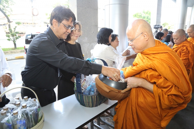 ทำบุญตักบาตรข้าวสารอาหารแห้ง และถวายปัจจัย เดือนสิงหาคม 2560