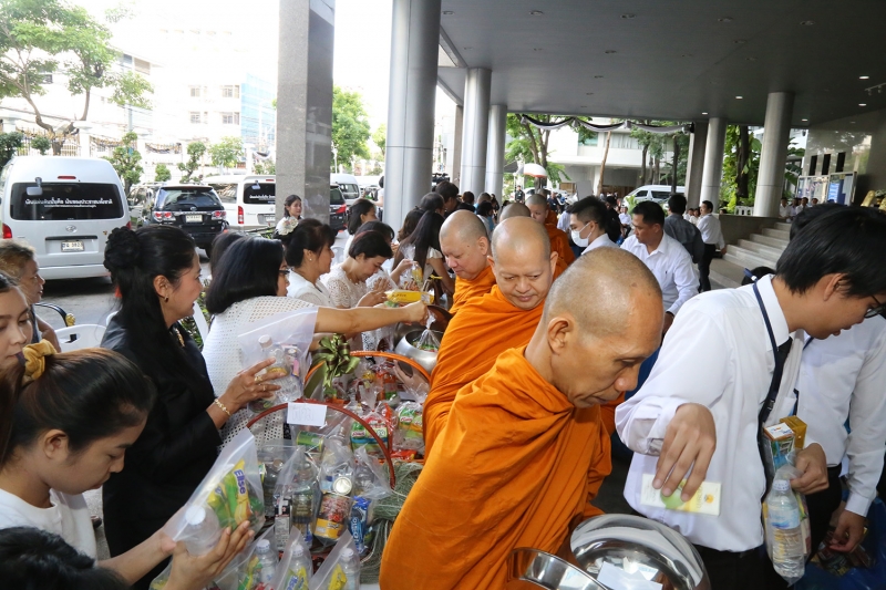ทำบุญตักบาตรข้าวสารอาหารแห้ง และถวายปัจจัย เดือนสิงหาคม 2560