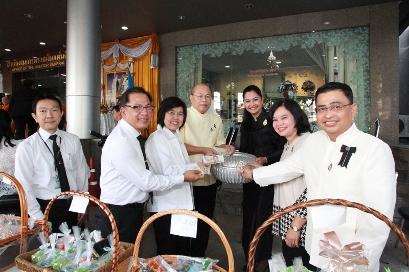 ทำบุญตักบาตรข้าวสารอาหารแห้ง และถวายปัจจัย เดือนสิงหาคม 2560