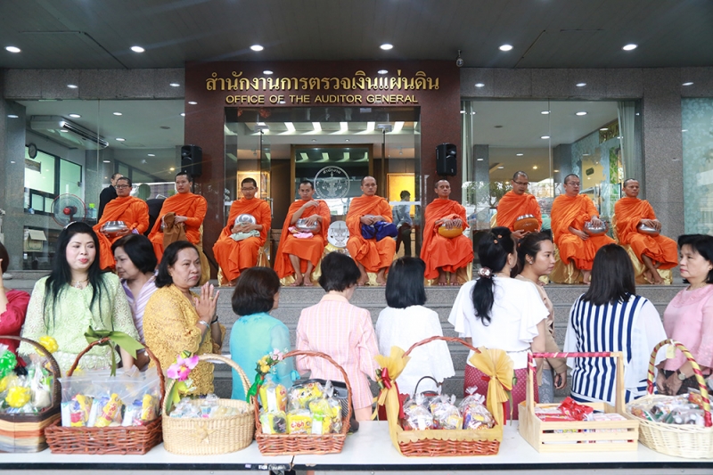 ตักบาตรเดือนตุลาคม