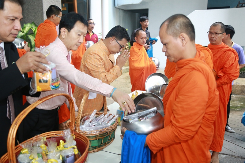 ตักบาตรเดือนตุลาคม
