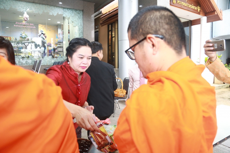 ตักบาตรเดือนตุลาคม
