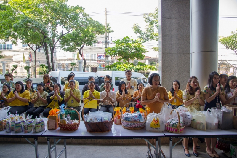  พิธีทำบุญตักบาตรข้าวสารอาหารแห้ง คณะสงฆ์จำนวน 9 รูป จากวัดบวรนิเวศวิหาร พระอารามหลวง เพื่อน้อมอุทิศถวายเป็นพระราชกุศลแด่  พระบา