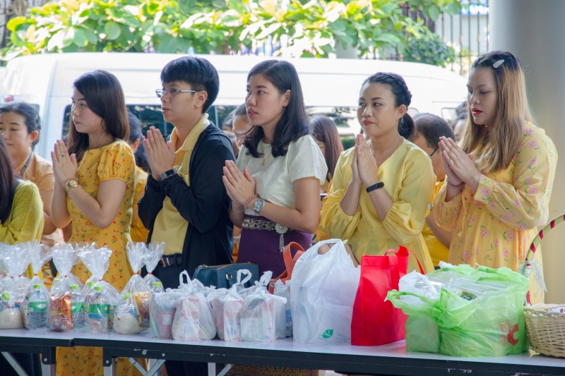  พิธีทำบุญตักบาตรข้าวสารอาหารแห้ง คณะสงฆ์จำนวน 9 รูป จากวัดบวรนิเวศวิหาร พระอารามหลวง เพื่อน้อมอุทิศถวายเป็นพระราชกุศลแด่  พระบา
