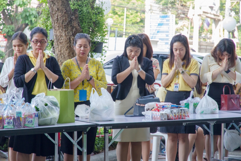  พิธีทำบุญตักบาตรข้าวสารอาหารแห้ง คณะสงฆ์จำนวน 9 รูป จากวัดบวรนิเวศวิหาร พระอารามหลวง เพื่อน้อมอุทิศถวายเป็นพระราชกุศลแด่  พระบา