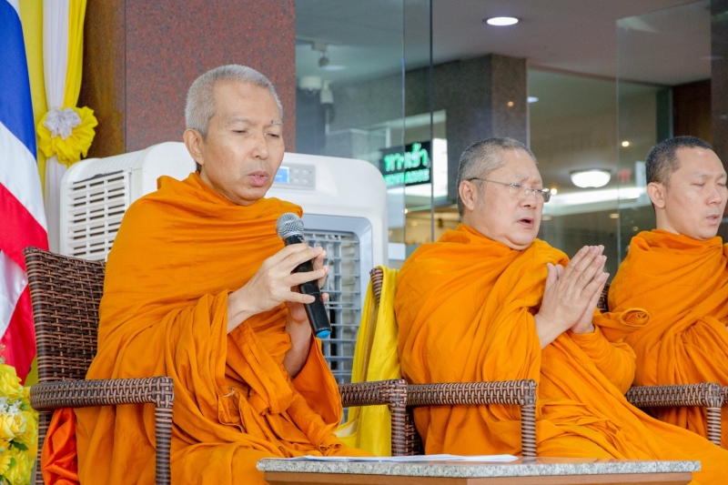  พิธีทำบุญตักบาตรข้าวสารอาหารแห้ง คณะสงฆ์จำนวน 9 รูป จากวัดบวรนิเวศวิหาร พระอารามหลวง เพื่อน้อมอุทิศถวายเป็นพระราชกุศลแด่  พระบา