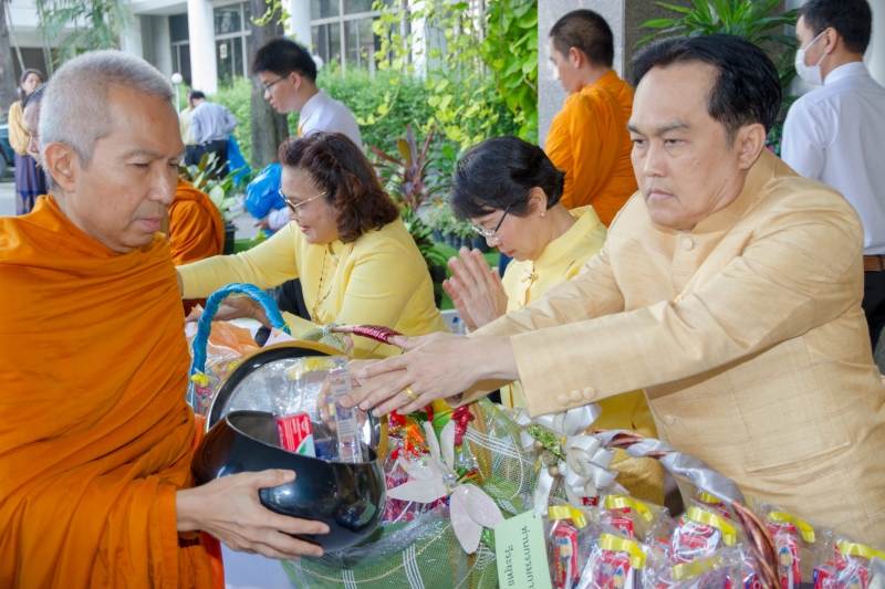  พิธีทำบุญตักบาตรข้าวสารอาหารแห้ง คณะสงฆ์จำนวน 9 รูป จากวัดบวรนิเวศวิหาร พระอารามหลวง เพื่อน้อมอุทิศถวายเป็นพระราชกุศลแด่  พระบา