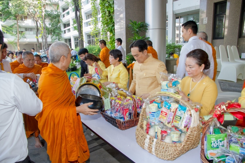  พิธีทำบุญตักบาตรข้าวสารอาหารแห้ง คณะสงฆ์จำนวน 9 รูป จากวัดบวรนิเวศวิหาร พระอารามหลวง เพื่อน้อมอุทิศถวายเป็นพระราชกุศลแด่  พระบา