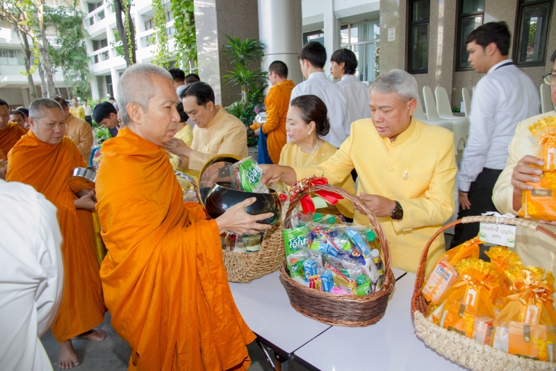  พิธีทำบุญตักบาตรข้าวสารอาหารแห้ง คณะสงฆ์จำนวน 9 รูป จากวัดบวรนิเวศวิหาร พระอารามหลวง เพื่อน้อมอุทิศถวายเป็นพระราชกุศลแด่  พระบา