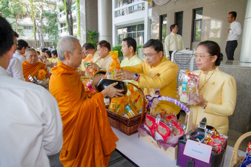  พิธีทำบุญตักบาตรข้าวสารอาหารแห้ง คณะสงฆ์จำนวน 9 รูป จากวัดบวรนิเวศวิหาร พระอารามหลวง เพื่อน้อมอุทิศถวายเป็นพระราชกุศลแด่  พระบา
