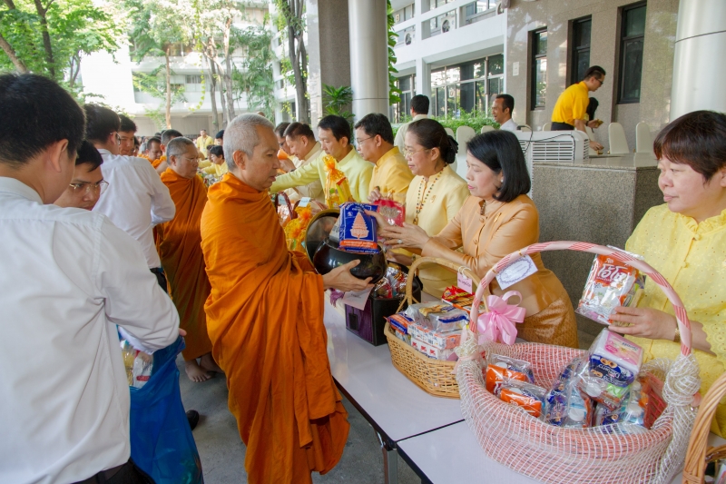  พิธีทำบุญตักบาตรข้าวสารอาหารแห้ง คณะสงฆ์จำนวน 9 รูป จากวัดบวรนิเวศวิหาร พระอารามหลวง เพื่อน้อมอุทิศถวายเป็นพระราชกุศลแด่  พระบา