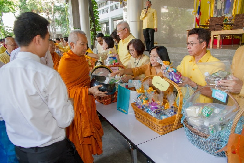  พิธีทำบุญตักบาตรข้าวสารอาหารแห้ง คณะสงฆ์จำนวน 9 รูป จากวัดบวรนิเวศวิหาร พระอารามหลวง เพื่อน้อมอุทิศถวายเป็นพระราชกุศลแด่  พระบา