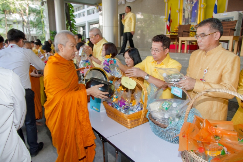  พิธีทำบุญตักบาตรข้าวสารอาหารแห้ง คณะสงฆ์จำนวน 9 รูป จากวัดบวรนิเวศวิหาร พระอารามหลวง เพื่อน้อมอุทิศถวายเป็นพระราชกุศลแด่  พระบา